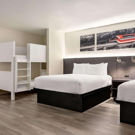 Отель Ramada By Wyndham Anaheim Convention Center Экстерьер фото
