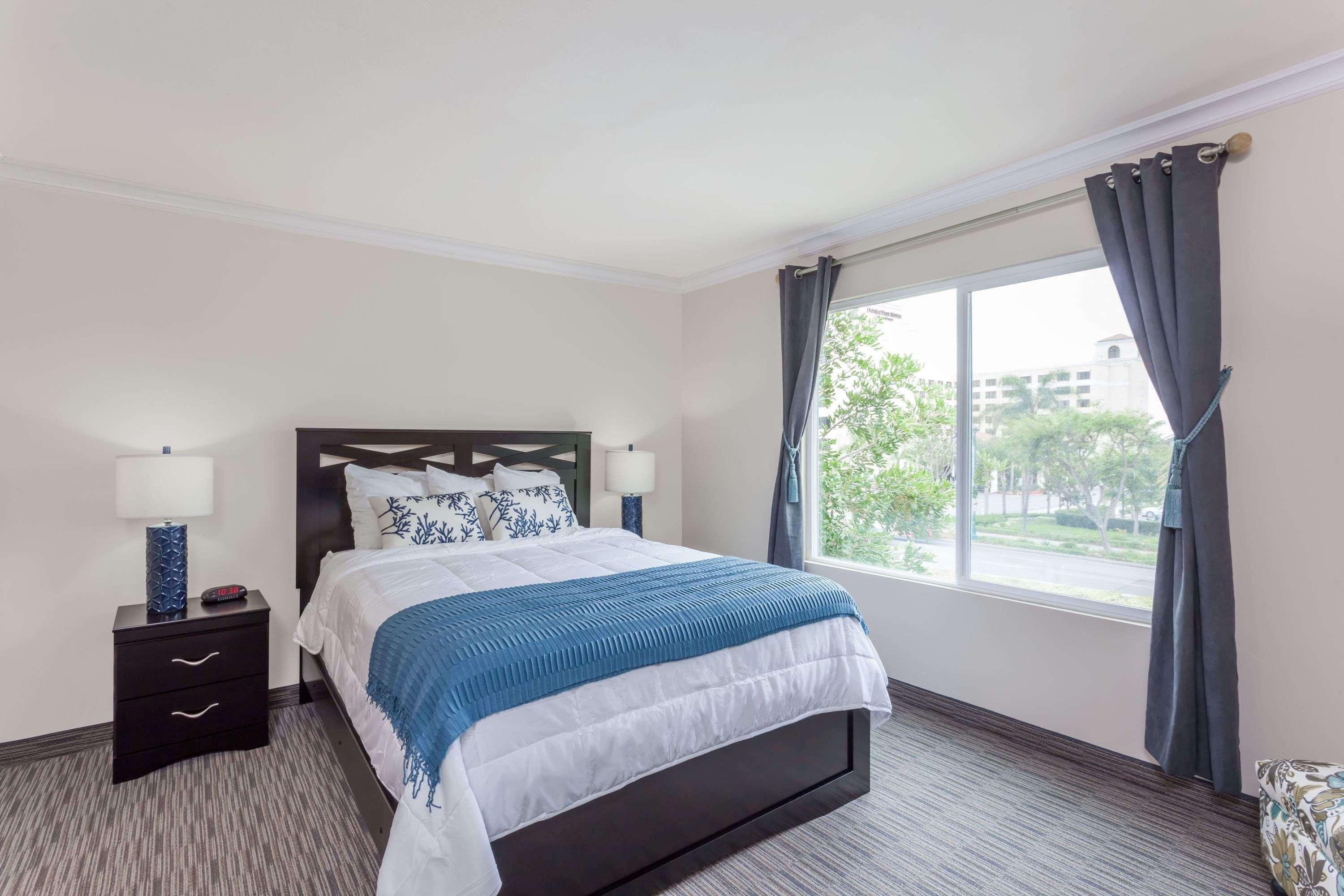 Отель Ramada By Wyndham Anaheim Convention Center Экстерьер фото