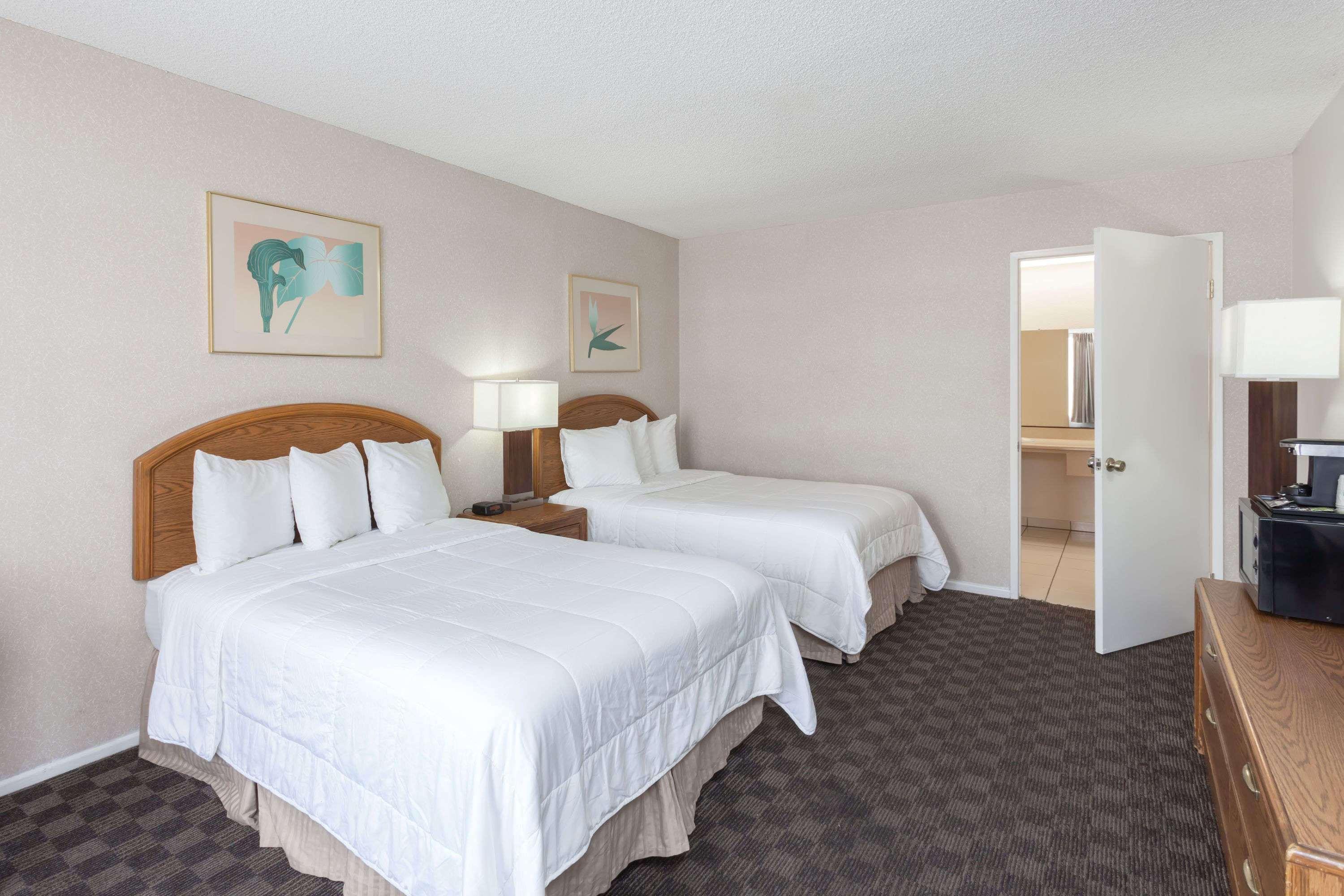 Отель Ramada By Wyndham Anaheim Convention Center Экстерьер фото