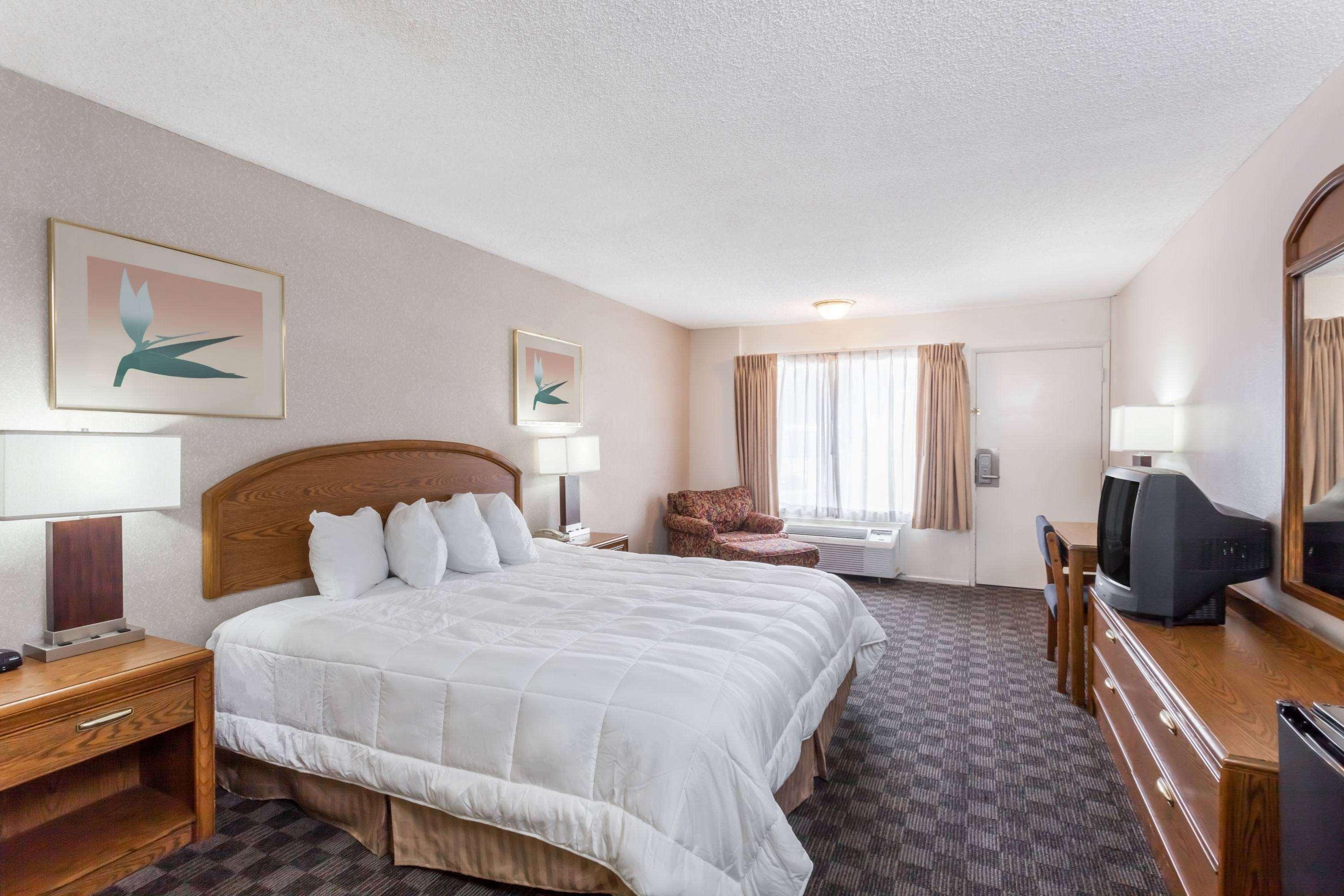 Отель Ramada By Wyndham Anaheim Convention Center Экстерьер фото