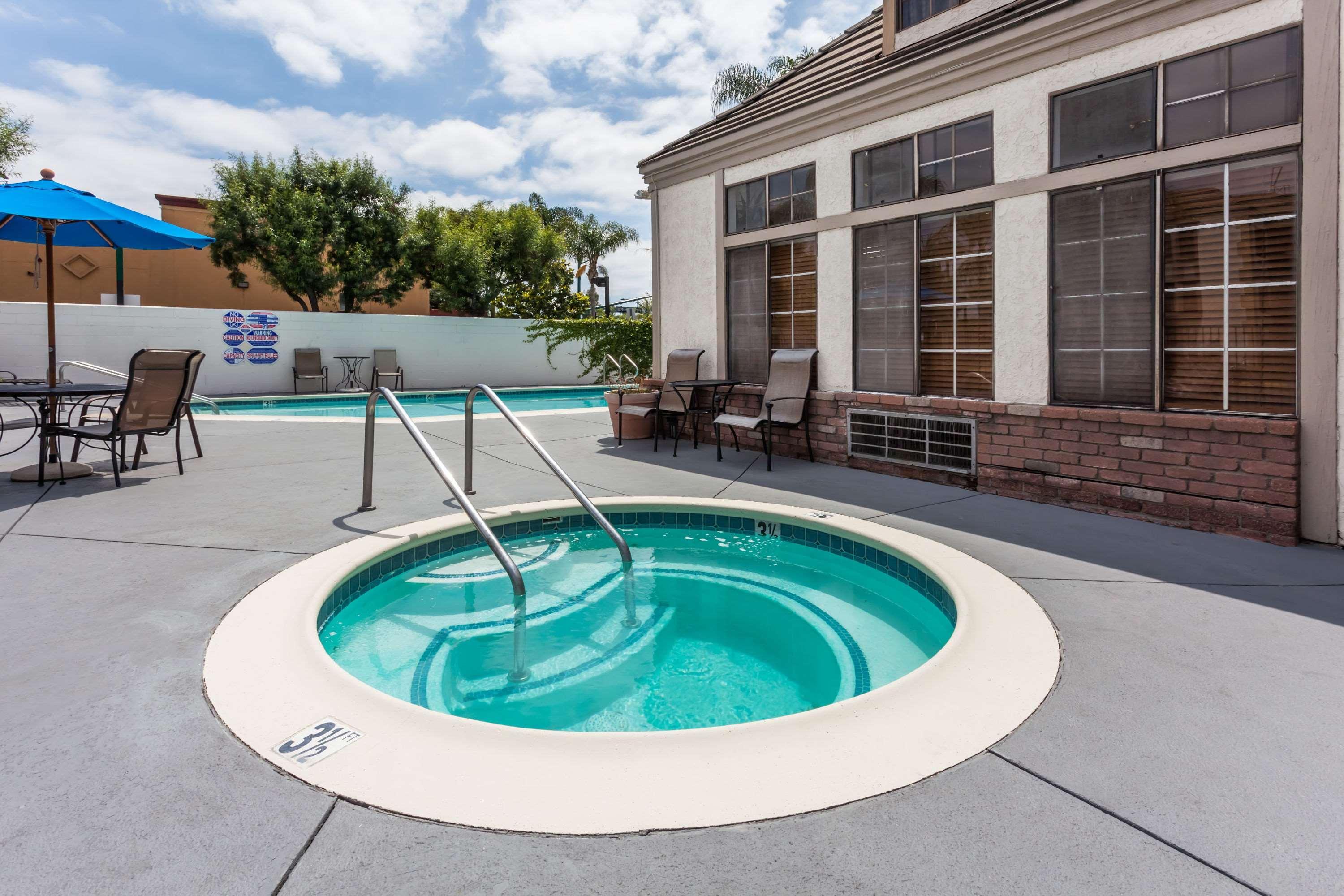 Отель Ramada By Wyndham Anaheim Convention Center Экстерьер фото