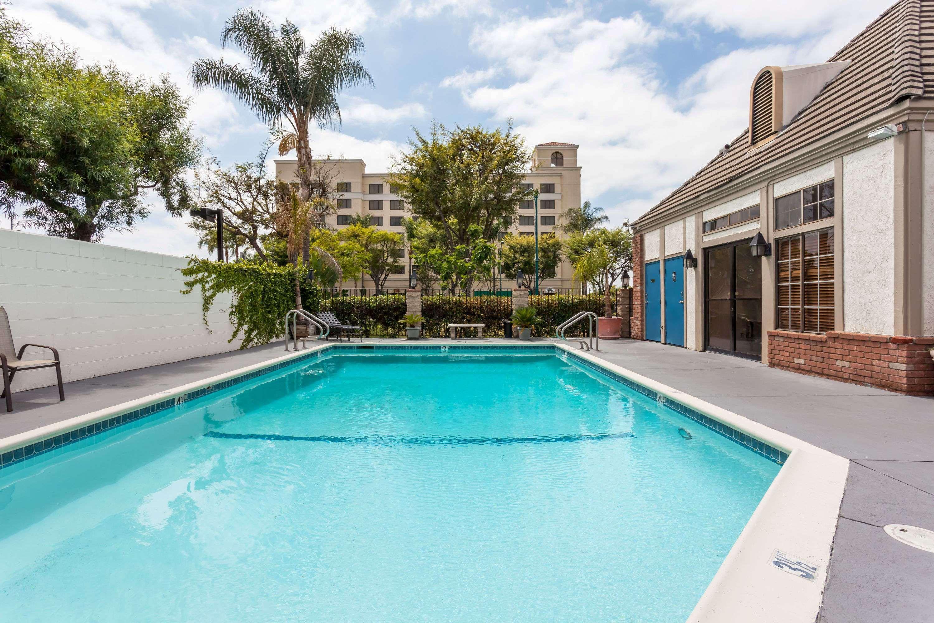 Отель Ramada By Wyndham Anaheim Convention Center Экстерьер фото