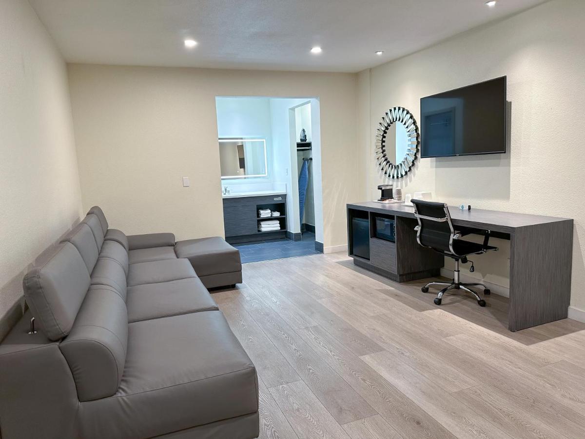 Отель Ramada By Wyndham Anaheim Convention Center Экстерьер фото
