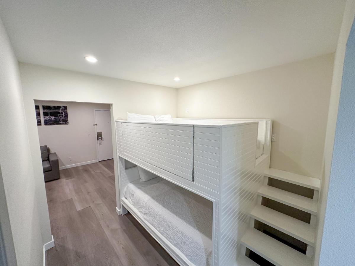 Отель Ramada By Wyndham Anaheim Convention Center Экстерьер фото