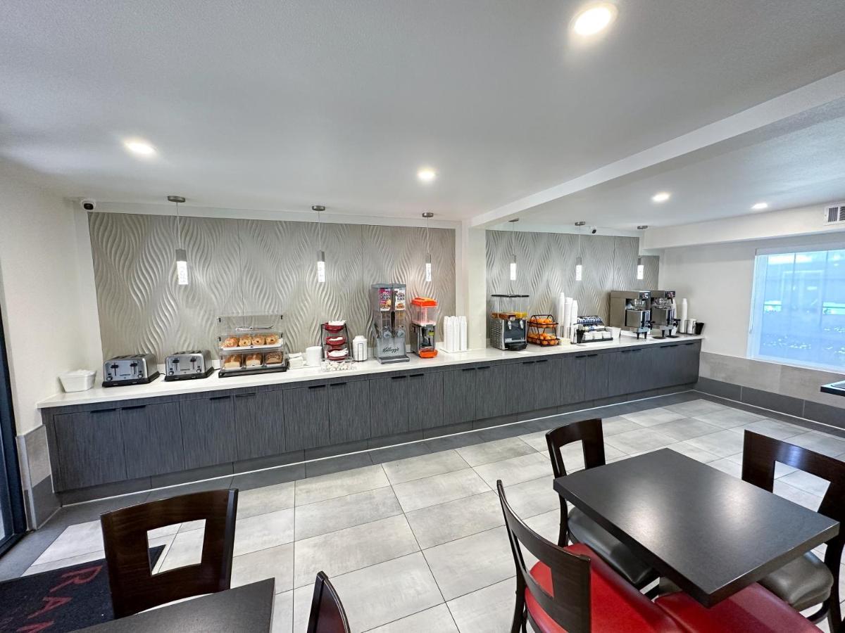 Отель Ramada By Wyndham Anaheim Convention Center Экстерьер фото