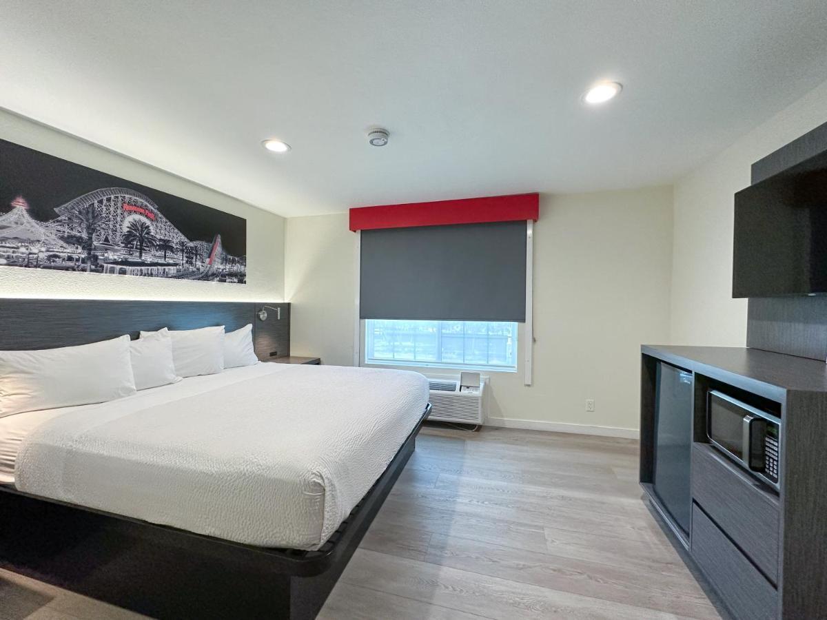 Отель Ramada By Wyndham Anaheim Convention Center Экстерьер фото