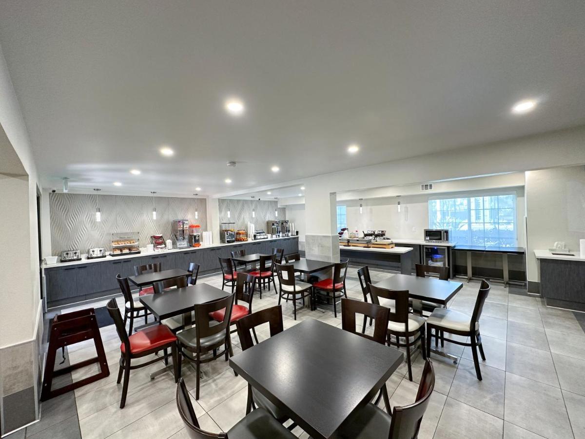 Отель Ramada By Wyndham Anaheim Convention Center Экстерьер фото