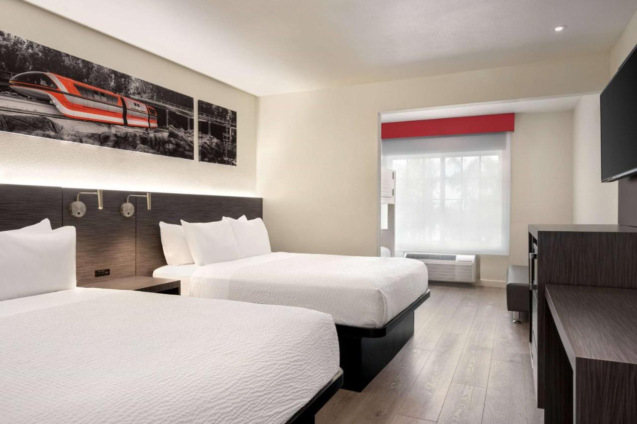 Отель Ramada By Wyndham Anaheim Convention Center Экстерьер фото