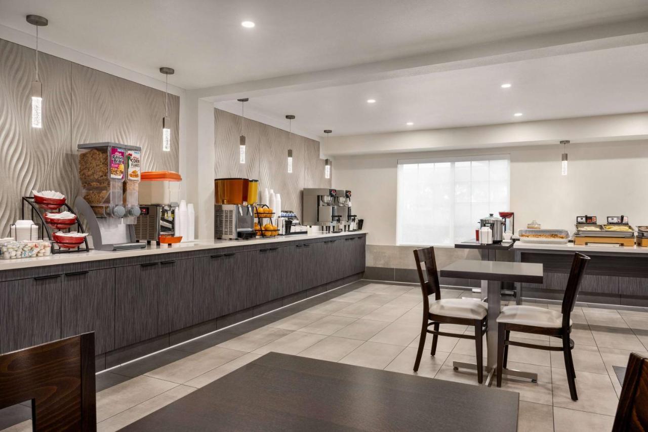 Отель Ramada By Wyndham Anaheim Convention Center Экстерьер фото