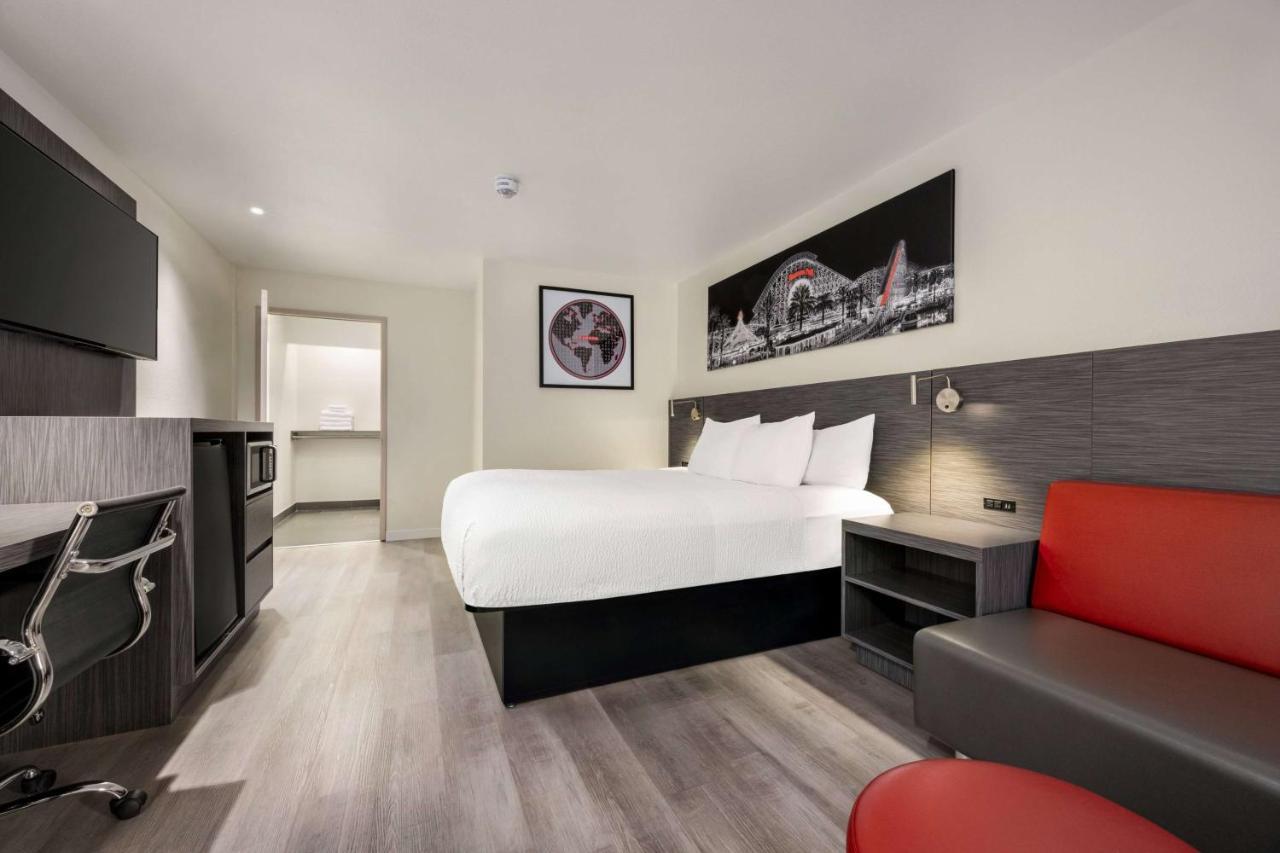 Отель Ramada By Wyndham Anaheim Convention Center Экстерьер фото
