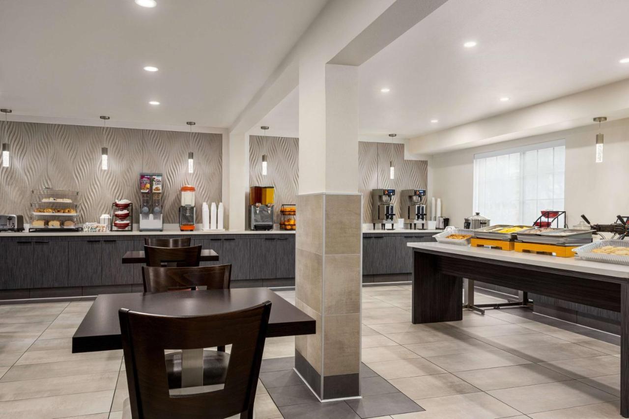 Отель Ramada By Wyndham Anaheim Convention Center Экстерьер фото