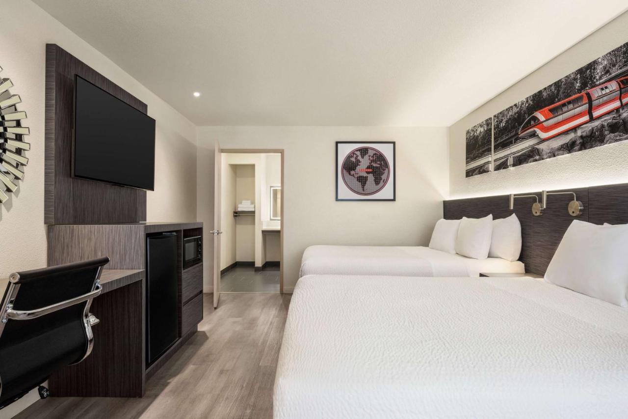 Отель Ramada By Wyndham Anaheim Convention Center Экстерьер фото