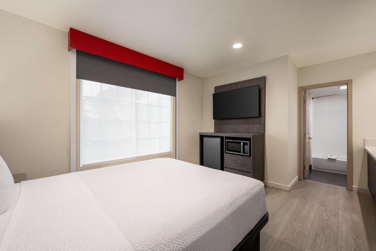 Отель Ramada By Wyndham Anaheim Convention Center Экстерьер фото