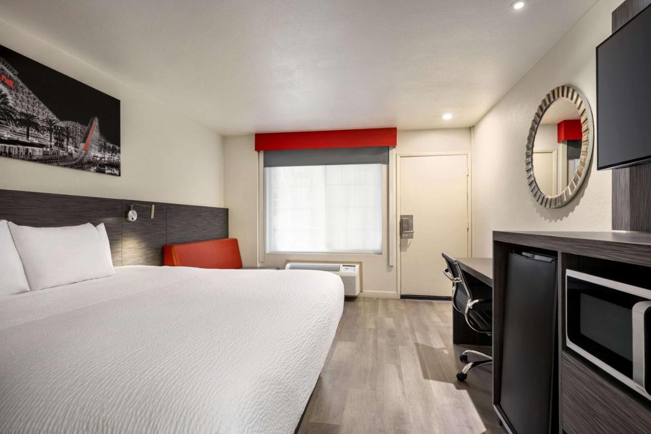 Отель Ramada By Wyndham Anaheim Convention Center Экстерьер фото