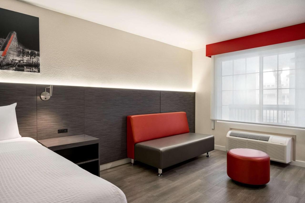 Отель Ramada By Wyndham Anaheim Convention Center Экстерьер фото